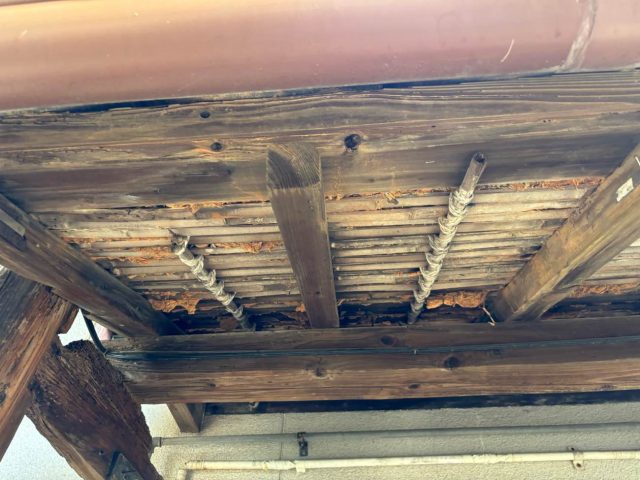 糸島市の腐食した軒天