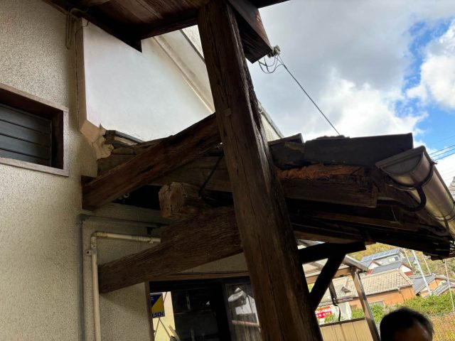 糸島市の腐食した軒の支柱