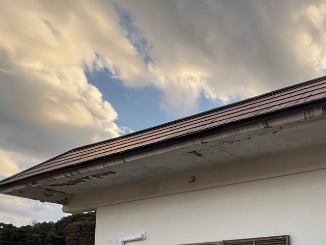 福岡市西区の老朽化が目立つ屋根と軒天