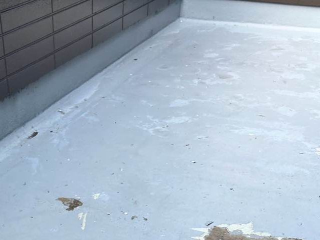 宇美町のアパートベランダの褪色
