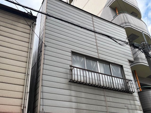 福岡市博多区で雨漏りした建物の屋根外観