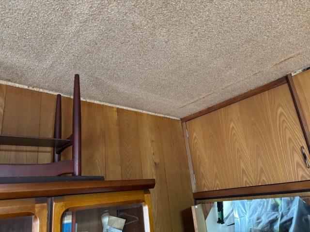 福岡市博多区の洋服修理店で雨漏りした天井部分