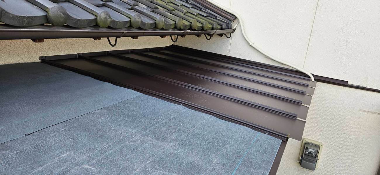 太宰府市雨漏り工事、金属屋根、腐食した屋根、ガルバリウム鋼板、福岡市屋根工事