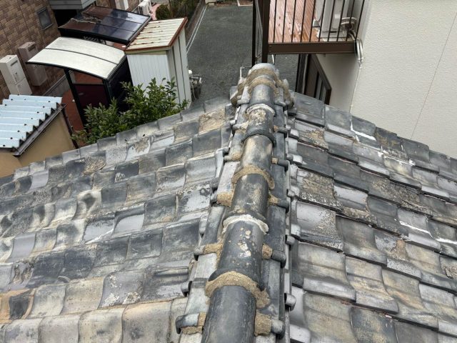 志免町の劣化が進行した屋根瓦