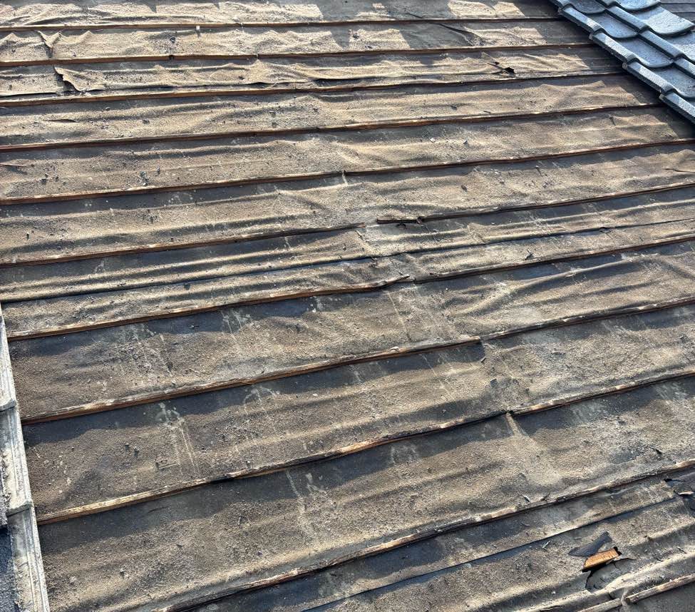 春日市の屋根修理、葺き替え工事、瓦屋根で発生した雨漏り