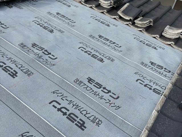 春日市の葺き直しにおける防水シートの交換