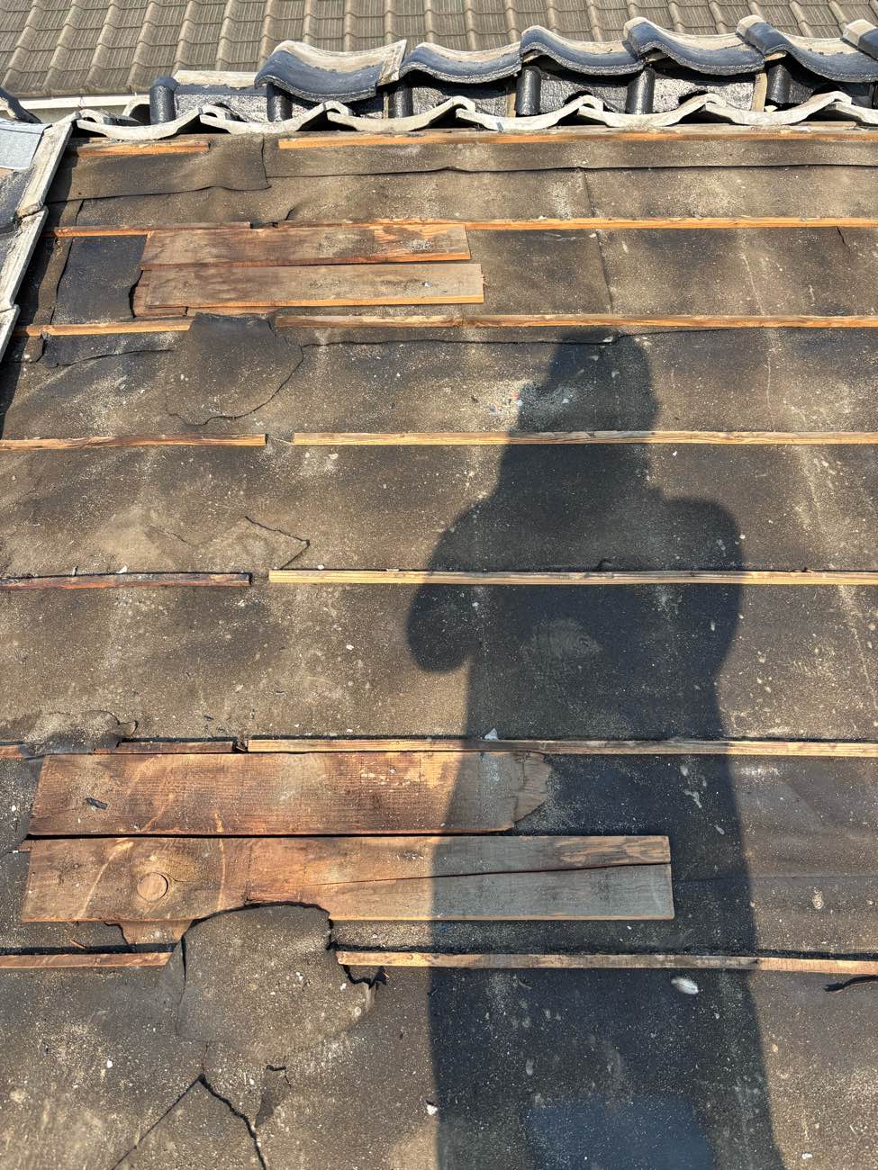 既存瓦の撤去、葺き替え工事