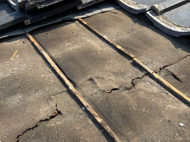 春日市の劣化してひび割れたルーフィング