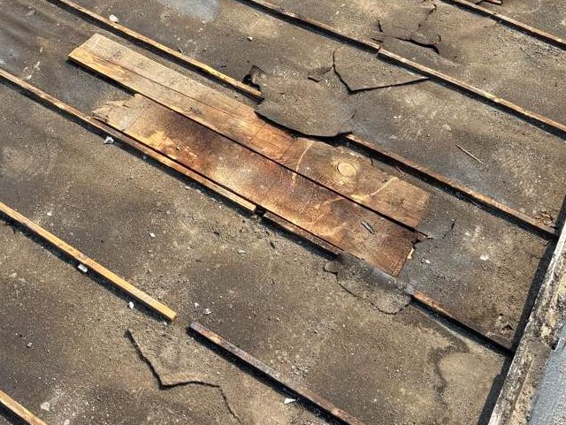 春日市で腐食が進んだ野地板