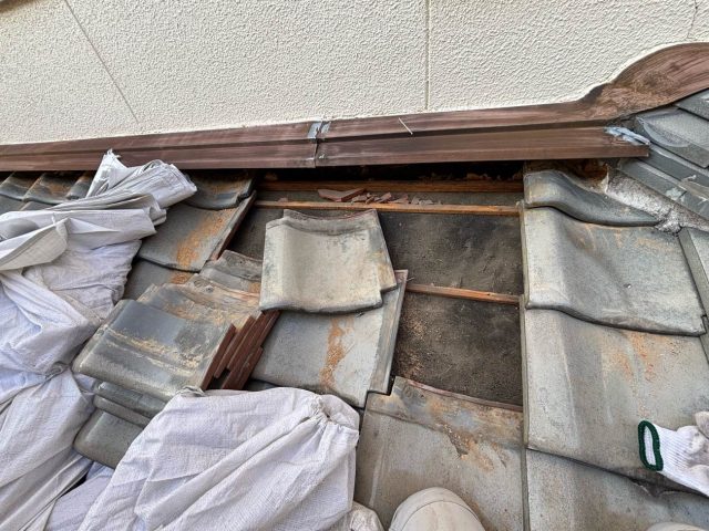 那珂川市の瓦葺き直し工事における瓦の撤去