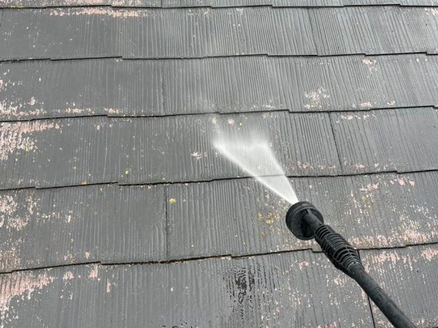 大野城市でスレート屋根を洗浄しているところ