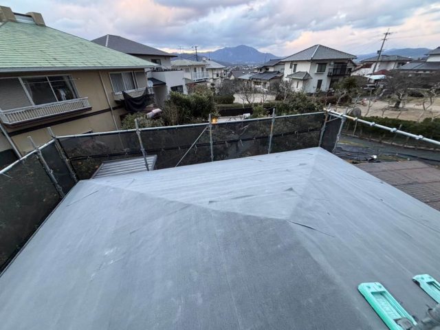 大野城市でカバー工事における防水シートの敷設