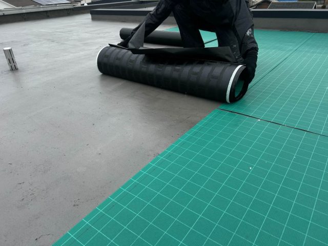 須恵町で絶縁シートを施工している職人