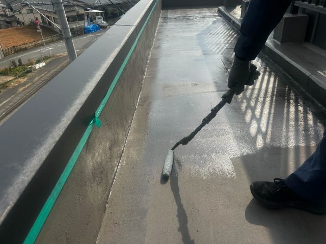 須恵町のウレタン防水工事におけるプライマーの塗布