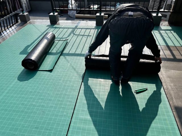 須恵町で通気緩衝シートの設置中