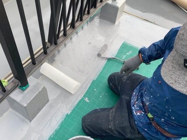 須恵町で絶縁シートに防水材を塗布する職人