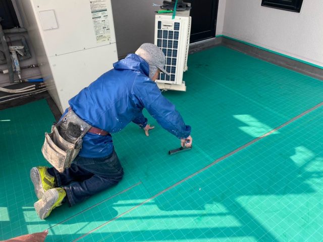 須恵町で絶縁シートの敷き作業