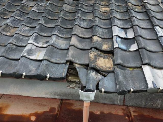 福岡市西区の雨樋に落ちた瓦