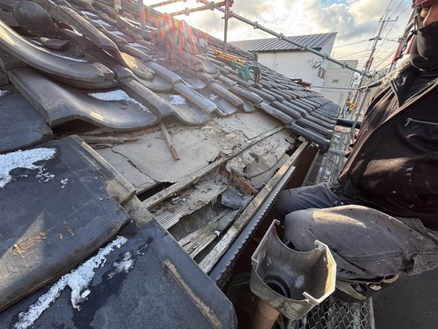 福岡市西区の葺き直しで瓦を取り外す職人