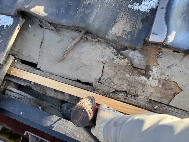 福岡市西区の葺き直しにおける下地の補強