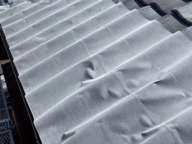 福岡市西区の葺き直し工事で敷かれた防水シート