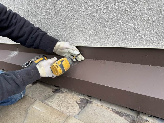 福岡市博多区で板金の固定作業中