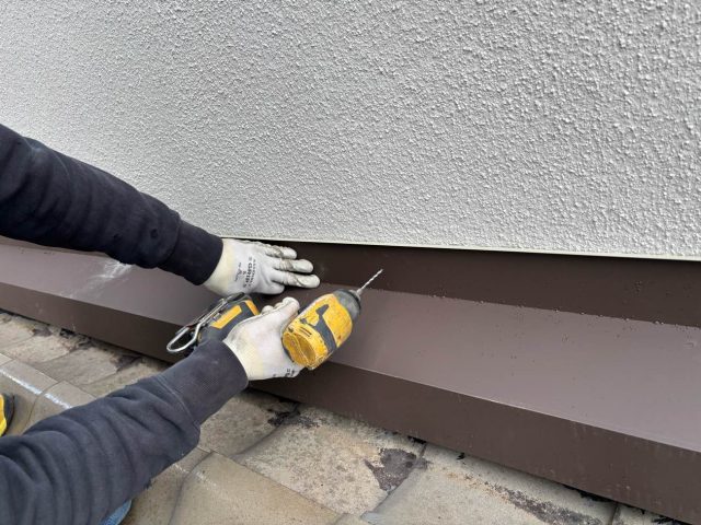 福岡市博多区で板金を固定しているところ