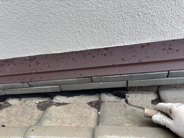 福岡市博多区で漆喰の詰め増し工事中