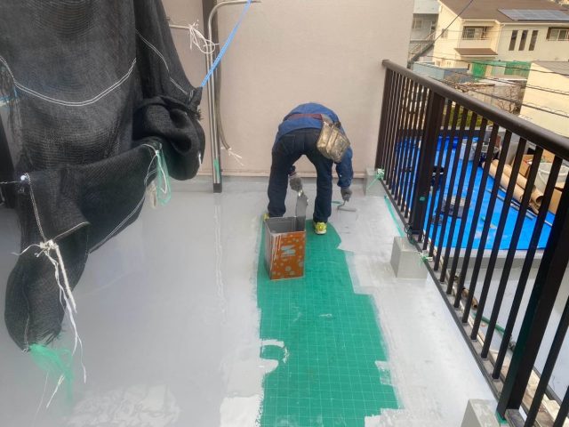 須恵町で通気緩衝シートにウレタン塗料を塗布する職人