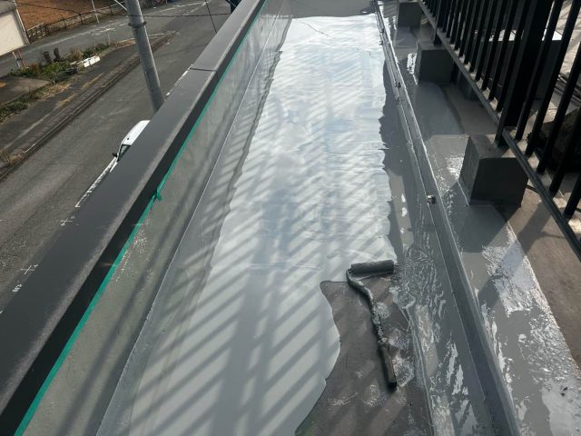 須恵町のウレタン防水工事における下塗り