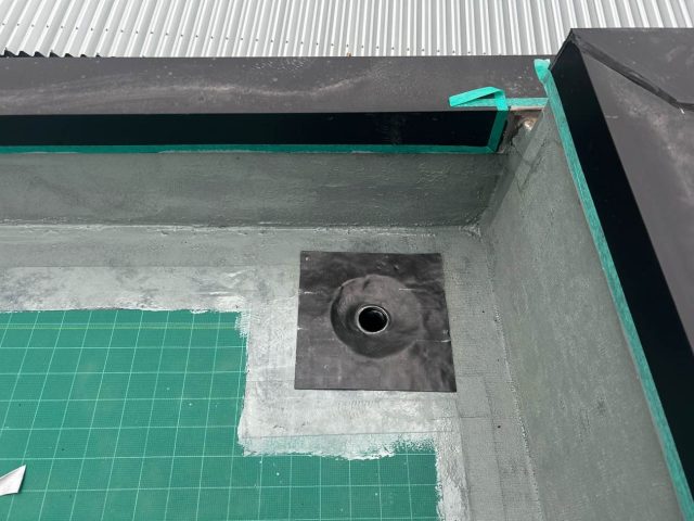 須恵町のウレタン防水工事中の排水溝周り