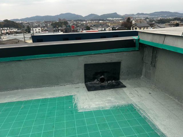 須恵町のシートを敷き終わった立ち上がり部分