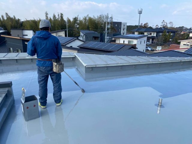 須恵町でウレタン防水の施工中