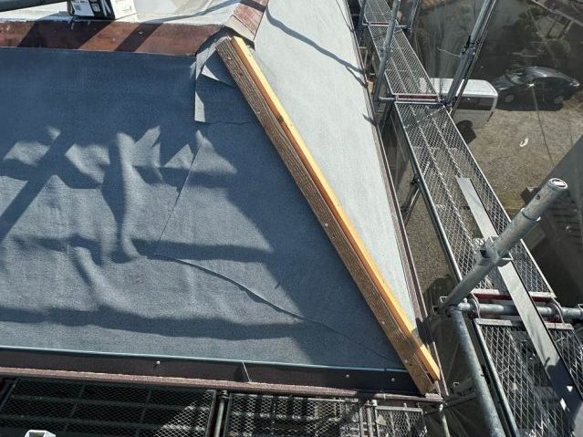 福岡市西区の改修工事で設置された防水シート