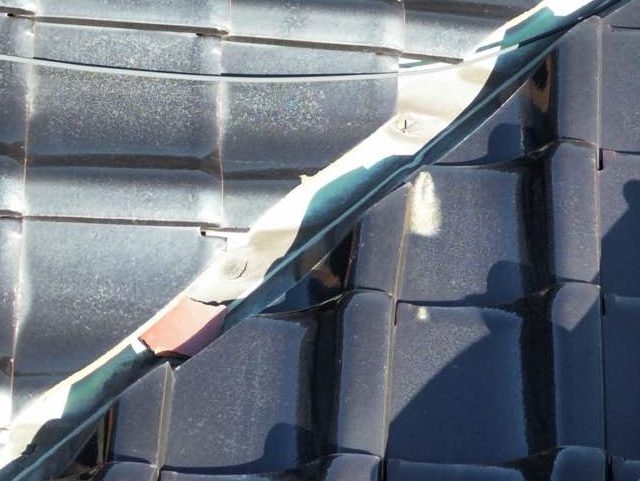 春日市の雨漏りを引き起こした谷板金の劣化