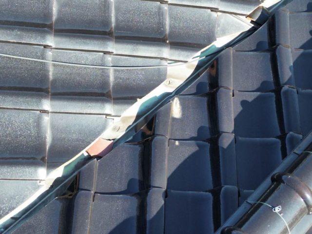 春日市の谷板金の劣化が雨漏り原因と判明した屋根