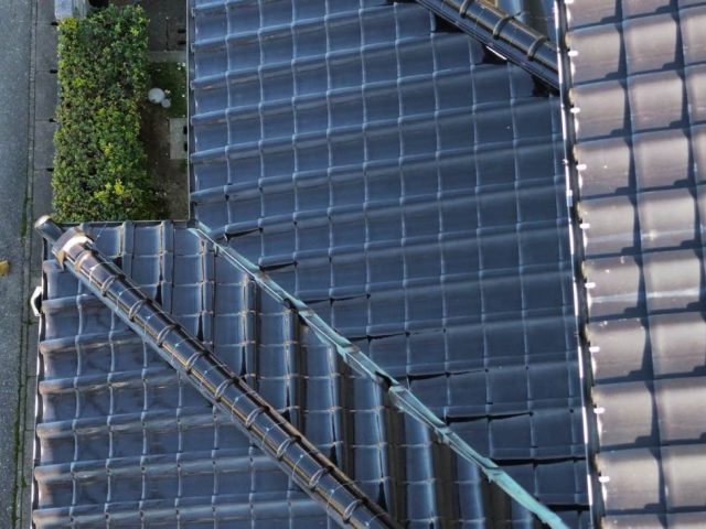 春日市の雨漏り調査で発覚した谷板金の劣化