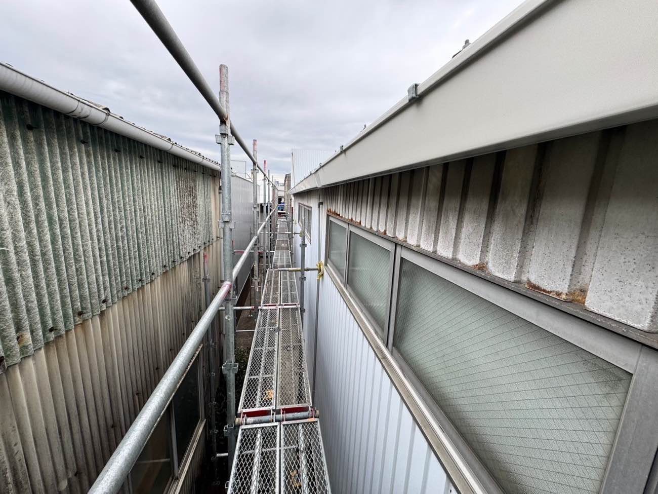 糸島市の雨漏り工事、カバー工法、店舗、足場の設置