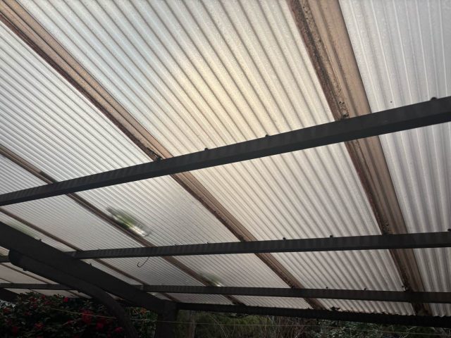 太宰府市の破損箇所を調査中の波板