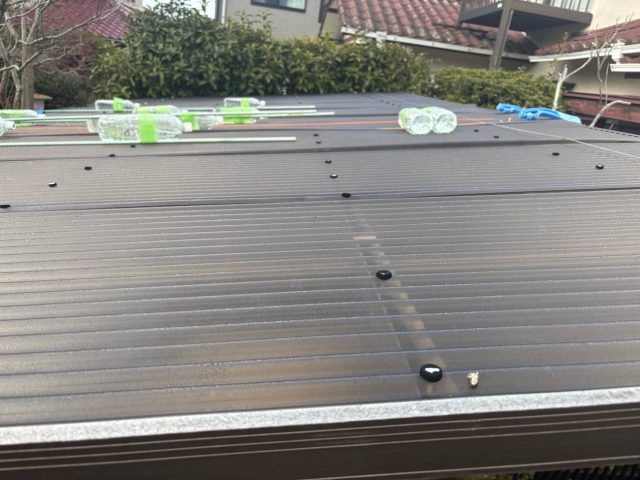 太宰府市の吹き飛ばないようペットボトルが載っているカーポート