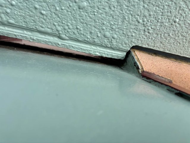 福岡市東区の雨漏り調査で見つかったすき間