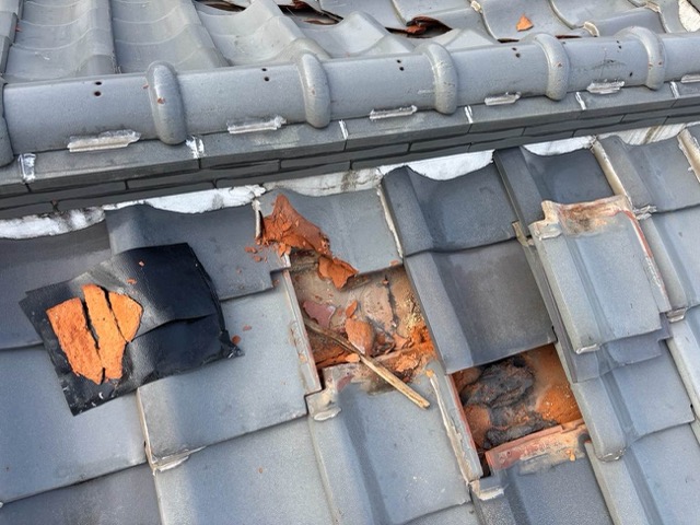 福岡市東区の雨漏り工事、瓦の撤去