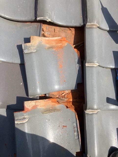 福岡市東区物件の雨漏り工事、瓦の劣化