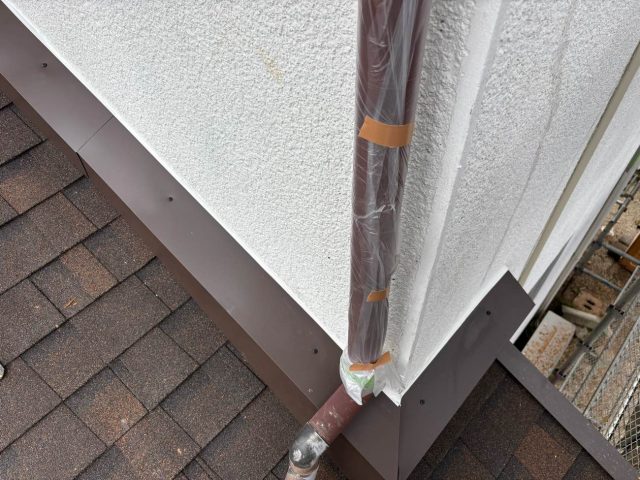 志免町の屋根工事で壁際板金を施工