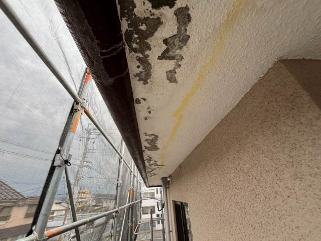 筑紫野市の軒天の塗装の剥がれ