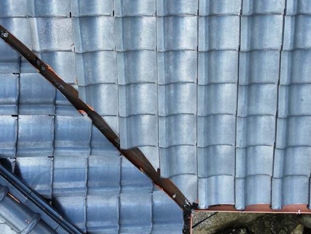 粕屋町の茶色く錆びた谷板金