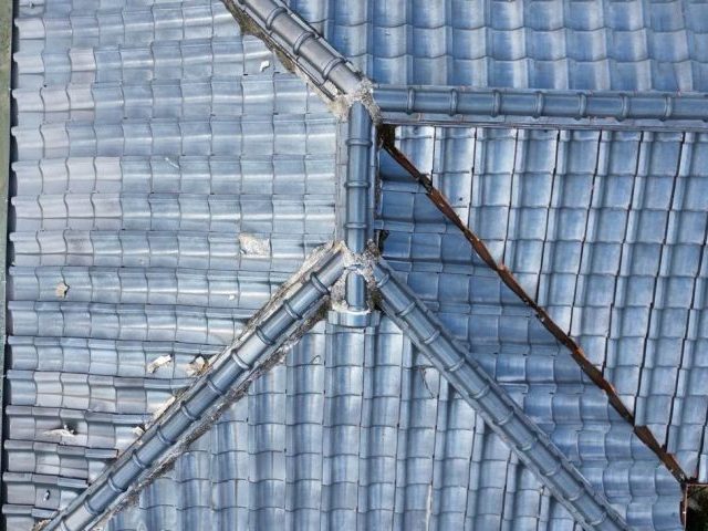 粕屋町の経年劣化した瓦屋根