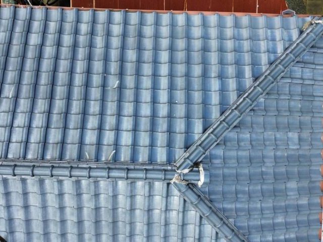 粕屋町の老朽化した瓦屋根