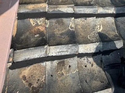 筑紫野市の劣化した瓦と板金