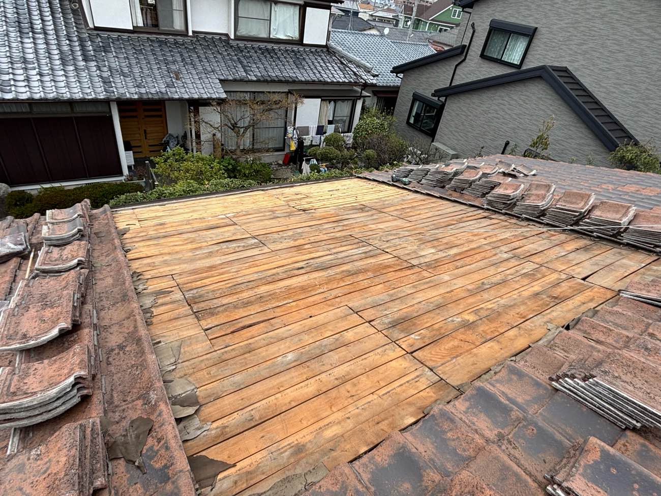 福岡市早良区物件、雨漏り工事、既存瓦の撤去